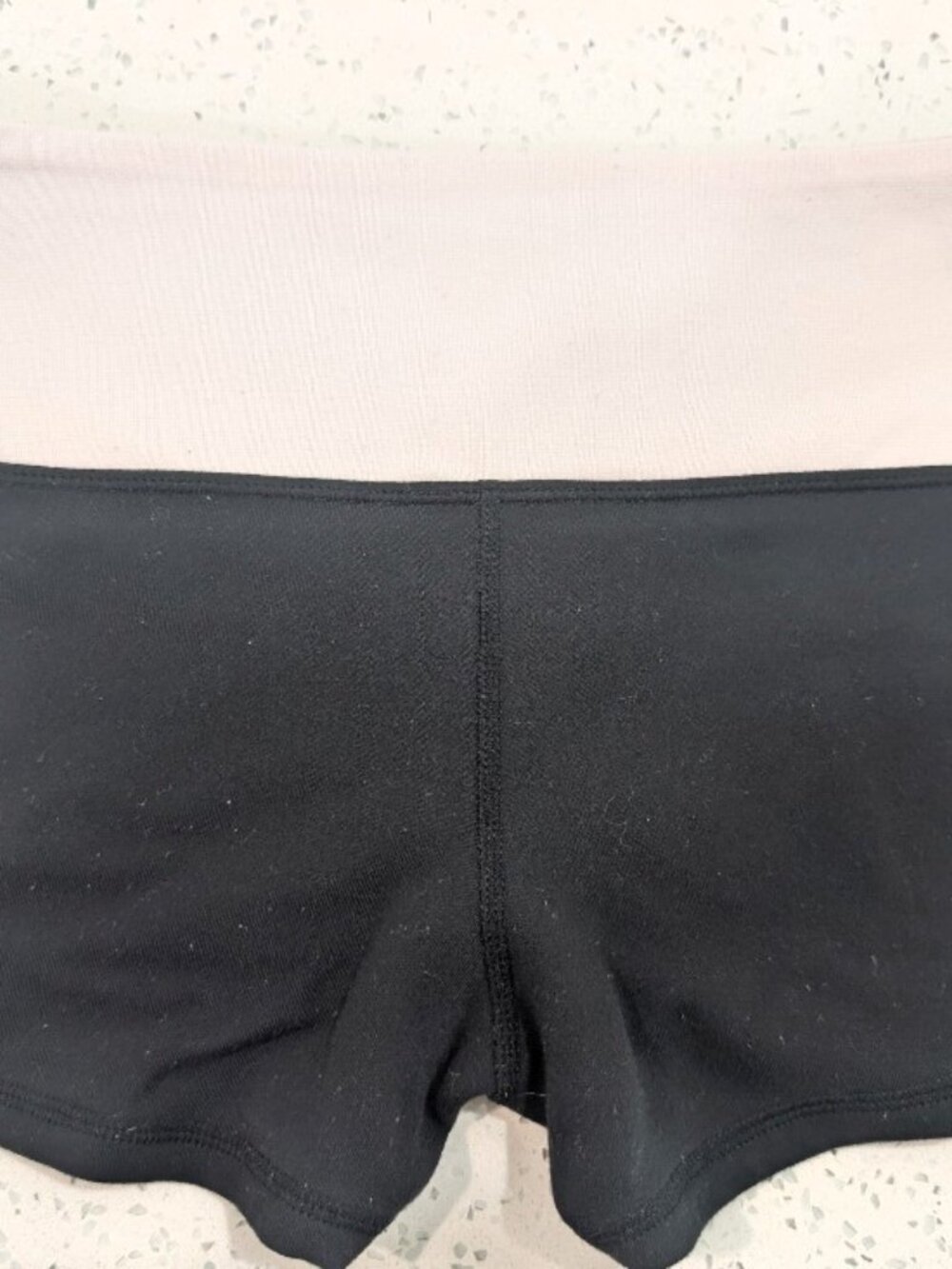 Lululemon reversible shorts size 2 - Picture 3 of 3